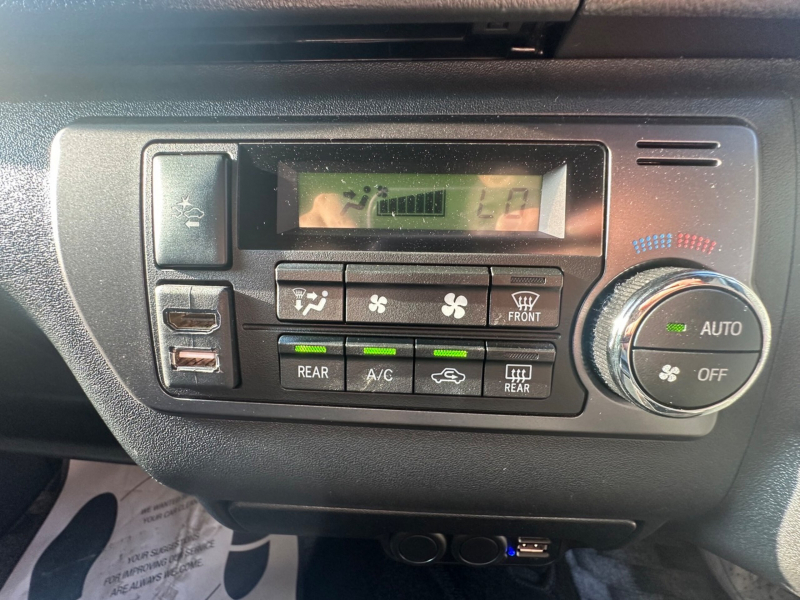 オートエアコン付なので、いつでも車内の温度を一定に!!