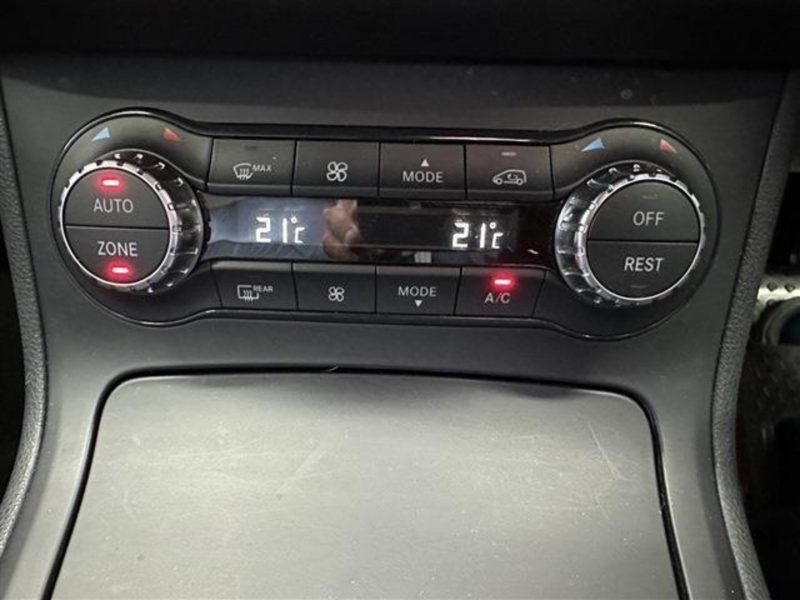 オートエアコン付なので、いつでも車内の温度を一定に!!