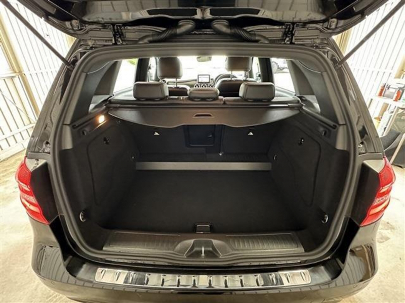 広々スペースのトランク!!お出かけの際に荷物をたくさん積めますね♪