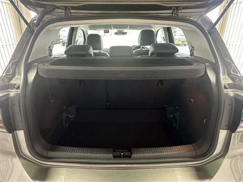 広々スペースのトランク!!お出かけの際に荷物をたくさん積めますね♪