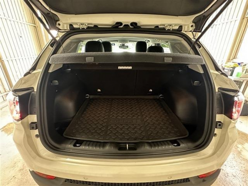 広々スペースのトランク!!お出かけの際に荷物をたくさん積めますね♪