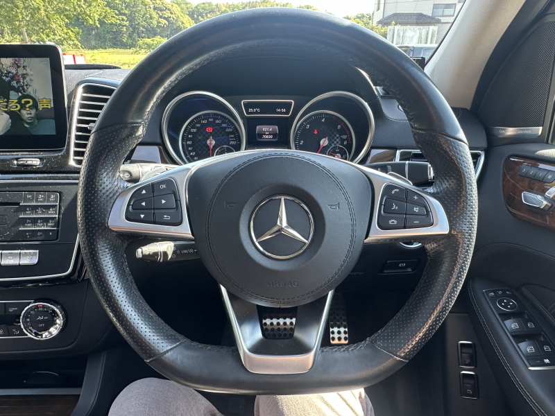 ステアリングスイッチが付いているので運転中でも操作可能です♪♪